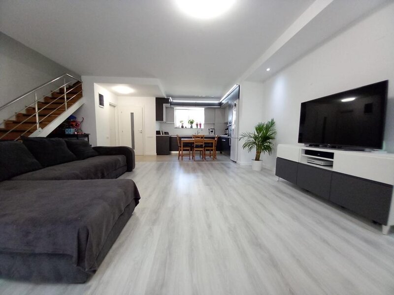 Cosmopolis vila 4 cam. 3 bai, 142 mp, curte 200 mp